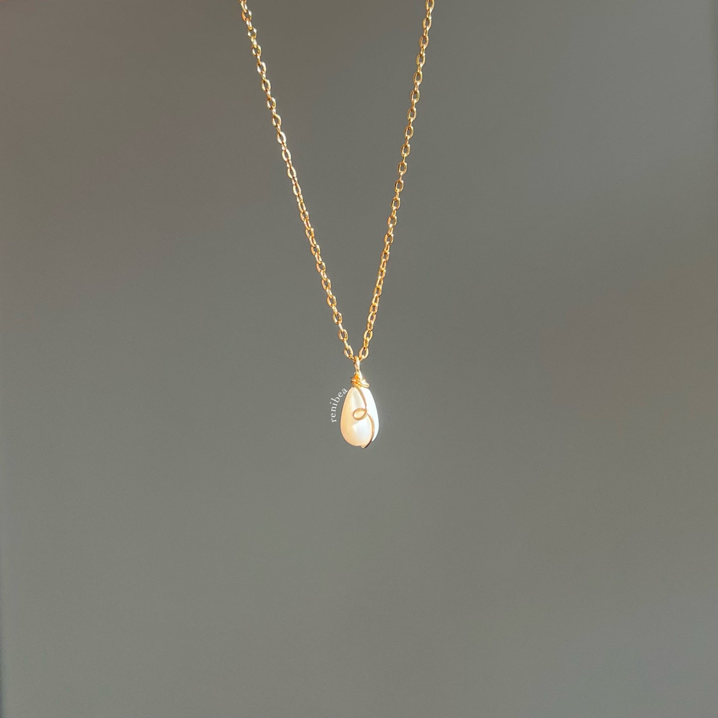Gold Looped Raindrop Necklace